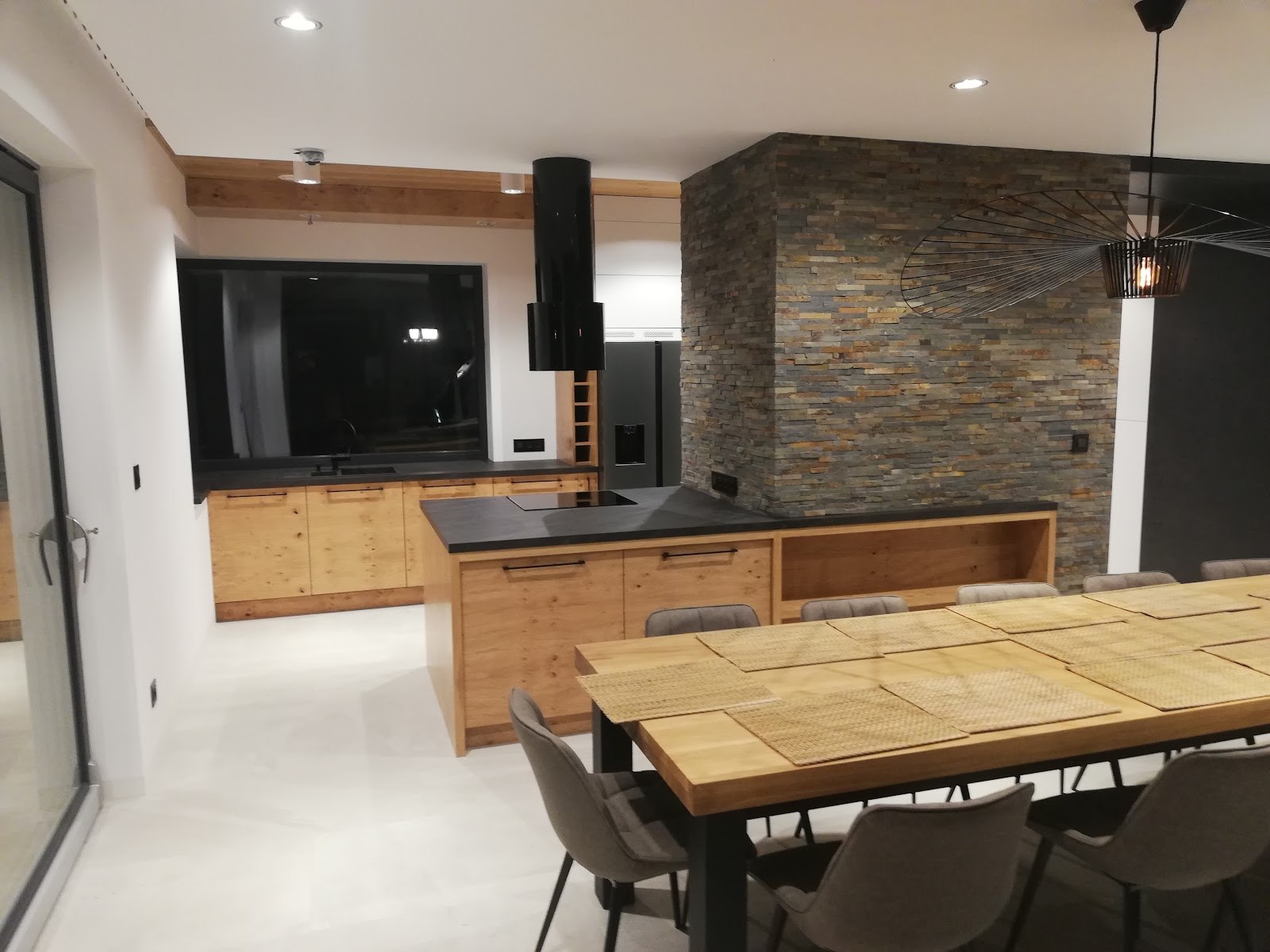 Kuchnia na wymiar z wyspa i drewnianym stolem — realizacja Projekt Premium Skierniewice